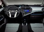 фотографија 6 Ауто Toyota Prius C Хечбек (1 генерација 2012 2015)